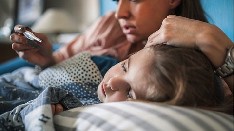 Eine Mutter misst Fieber bei ihrem Kind - Foto: istock_zeljkosantrac