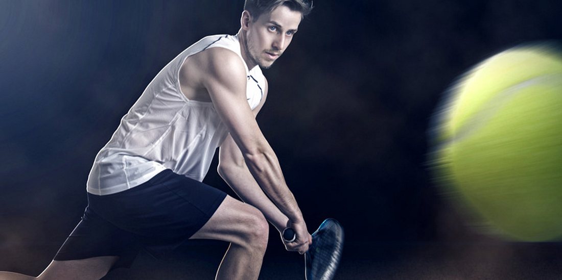 Ein Mann spielt Tennis