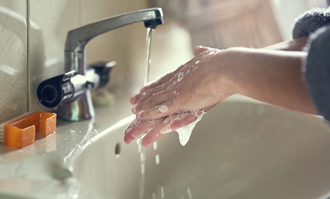 Frau wäscht sich die Hände