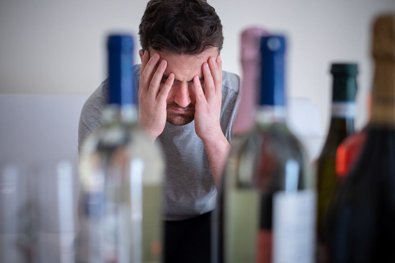 hangxiety Mann leidet unter Hangxiety