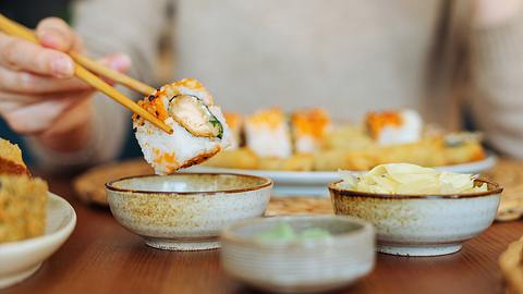 Frau isst Sushi. - Foto: iStock/Xsandra