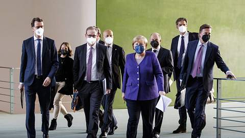 Angela Merkel und die Länderchefs - Foto: IMAGO/photothek