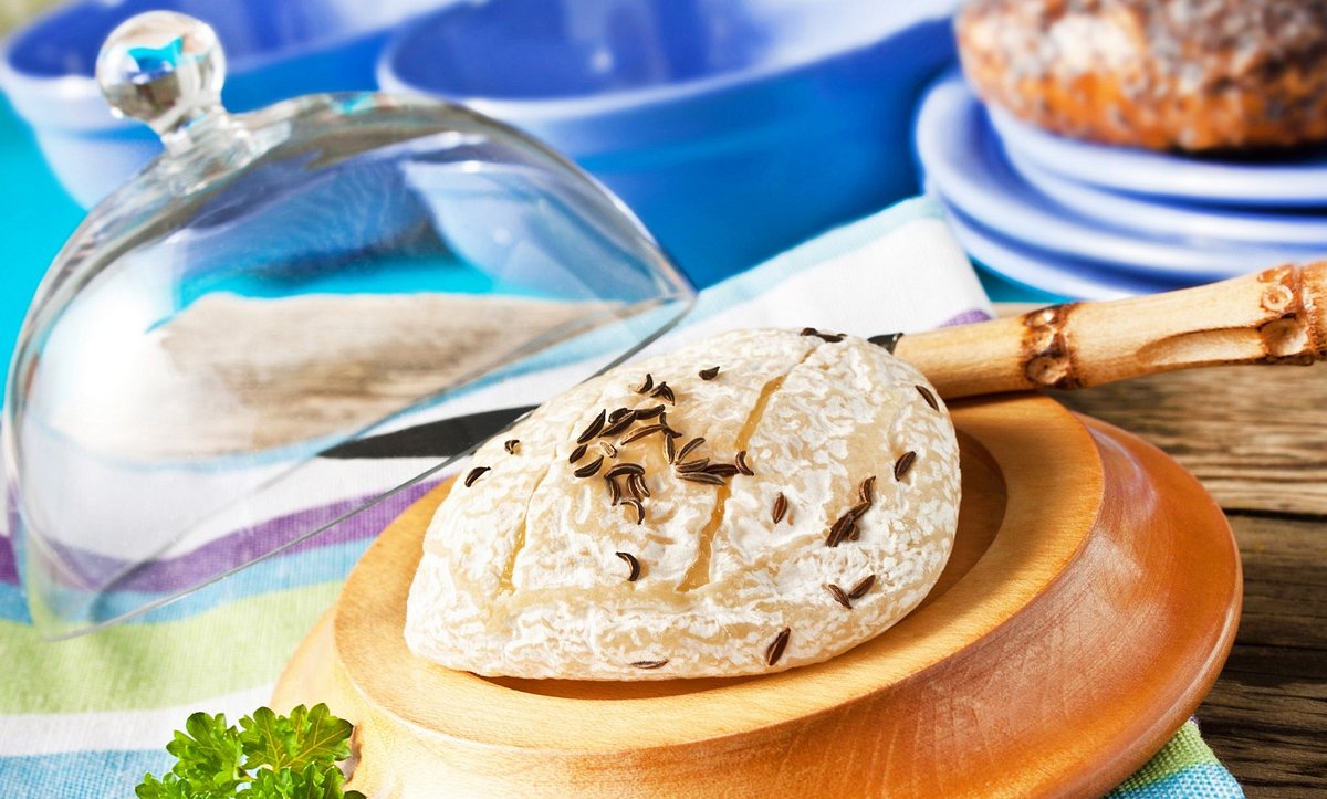 Harzer Käse unter einer Käseglocke