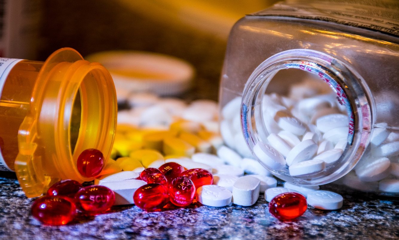 Arzneimittel und Pillendosen