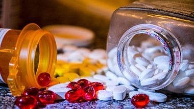 Arzneimittel und Pillendosen - Foto: istock/roschetzkyistockphoto