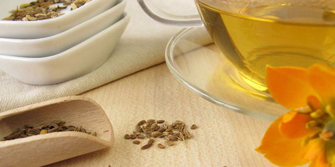 Hausmittel bei Bauchschmerzen: Tee