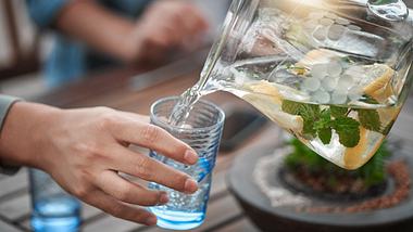 Blasenentzündung-Hausmittel Wasser - Foto: istock/PeopleImages