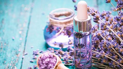 Lavendelöl in einem Gläschen - Foto: iStock/id-art