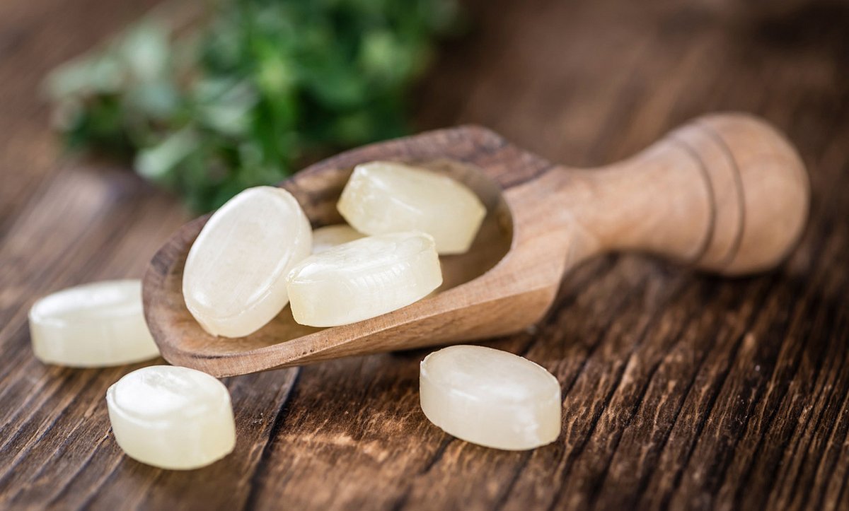 Bonbons befeuchten den Hals und lindern dadurch Halskratzen
