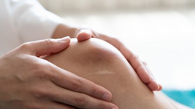 Ein dunkler Fleck auf dem Knie einer Frau - Foto: istock_pornchai soda