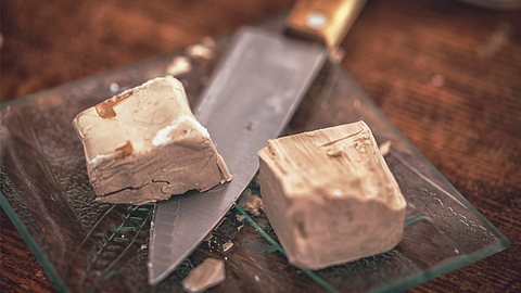 durchgeschnittene Hefe - Foto: istock/gmvozd
