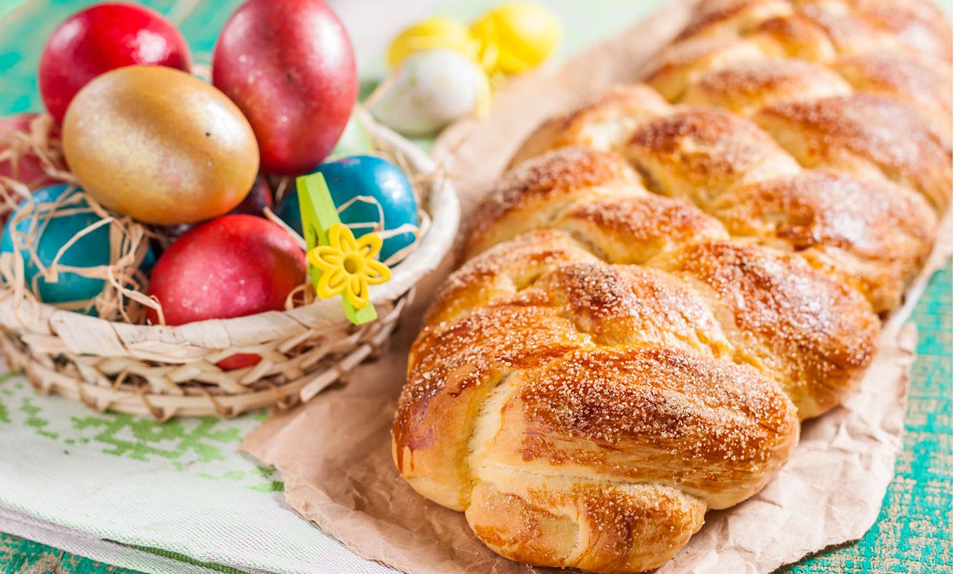 Hefezopf zu Ostern auf dem Tisch