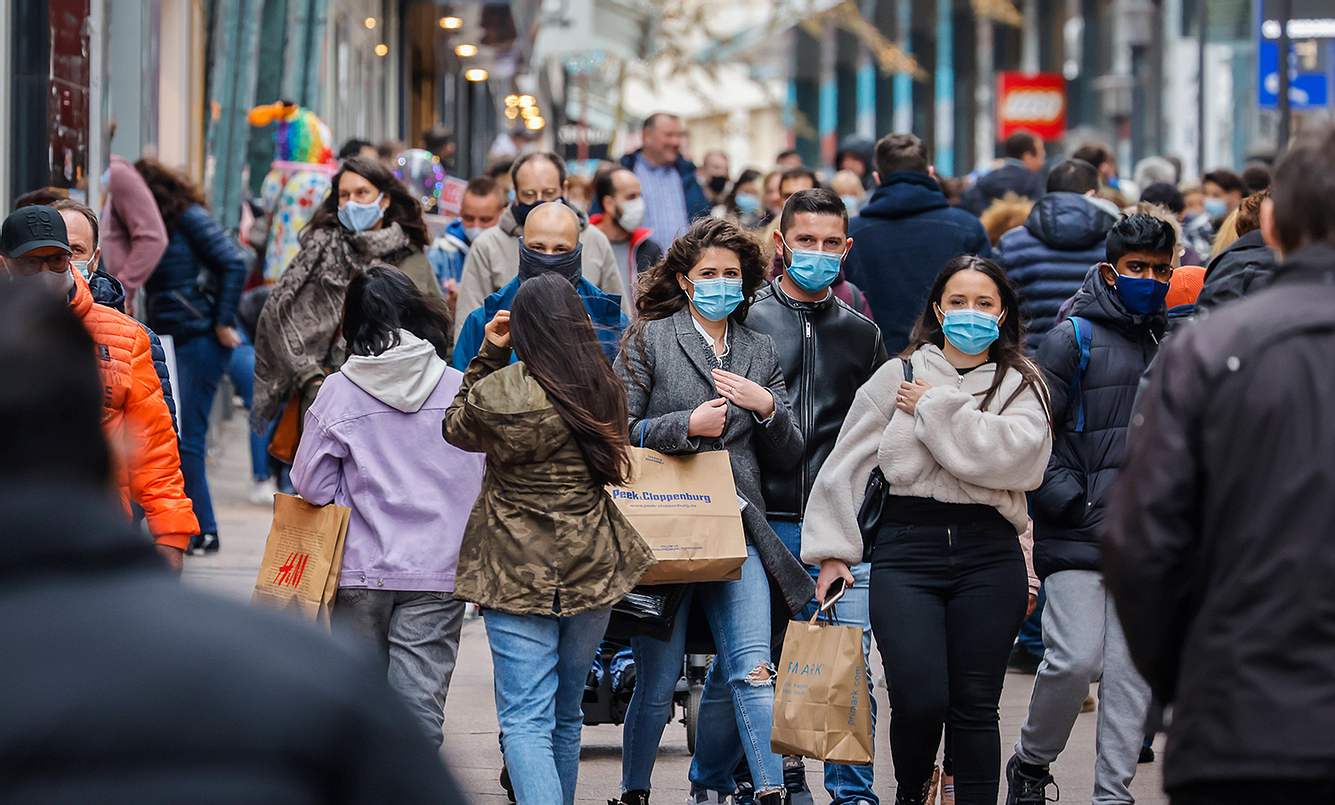Volle Innenstadt, Menschen mit Maske beim Einkaufen