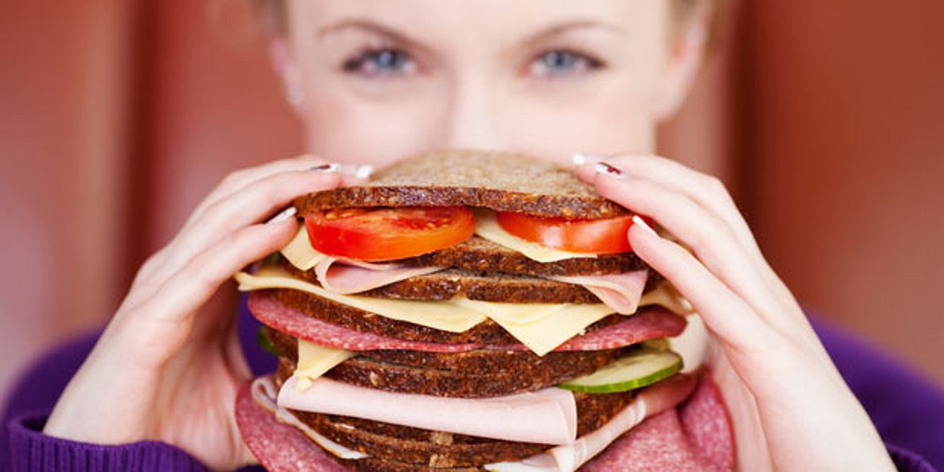 Frau mit Heißhunger auf Sandwich