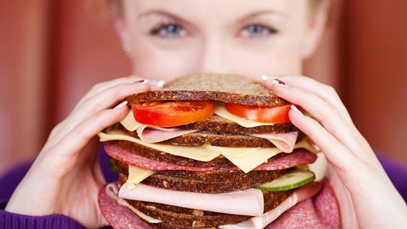 Frau mit Heißhunger auf Sandwich - Foto: Fotolia