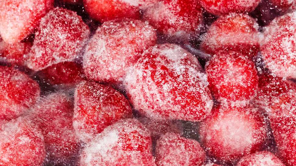 Tiefegkühlte Erdbeeren - Foto: Istock/SEE D JAN