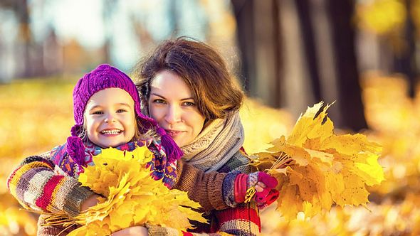Mama mit Kind im Herbstlaub - Foto: Fotolia