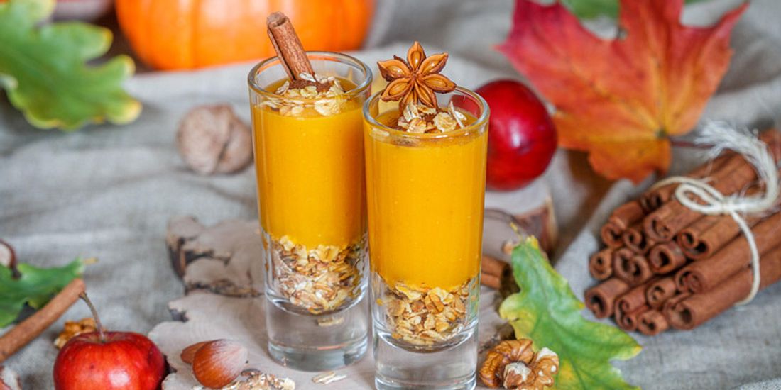 Wer sagt, dass Smoothies nur etwas für den Sommer sind? Gerade im Herbst, wenn es draußen nass und kalt wird, müssen unsere Abwehrkräfte gestärkt werden. Und das geht am besten mit diesen leckeren Smoothies!
