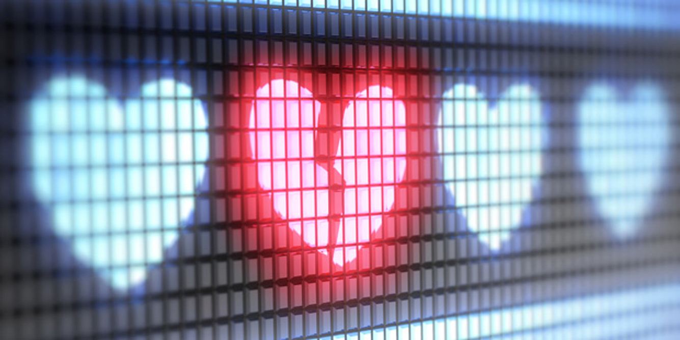 Eine digitale Anzeigetafel mit Herzen – eins davon ist in der Mitte zerbrochen