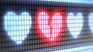 Eine digitale Anzeigetafel mit Herzen – eins davon ist in der Mitte zerbrochen - Foto: Shutterstock