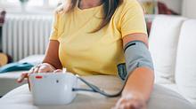 Eine Frau misst ihren Blutdruck.  - Foto: iStock / mixetto