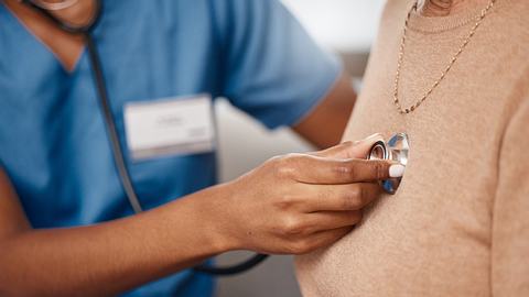 Arzt überprüft mit Stethoskop auf der Brust Herzgeräusche - Foto: iStock/PeopleImages
