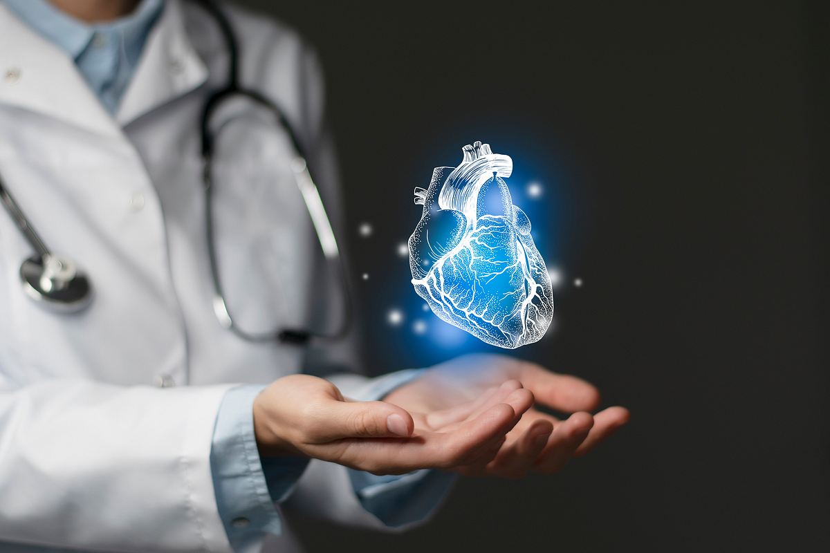 Ärztin mit Herz in der Hand (Symbolbild)