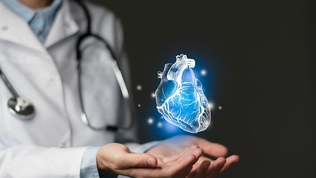 Ärztin mit Herz in der Hand (Symbolbild) - Foto: iStock/mi-viri