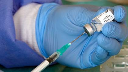 Person zieht Impfspritze auf - Foto: IMAGO/HärtelPRESS