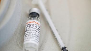 Ampulle mit Impfstoff und Spritze - Foto: IMAGO/Belga
