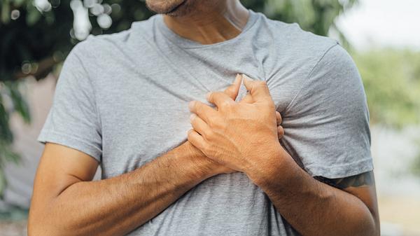 Oberkörper eines Mannes, der sich ans Herz fasst - Foto: iStock/Anut21ng