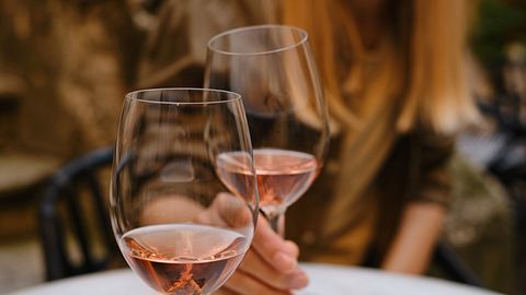 Eine Frau mit einem Glas Wein in der Hand - Foto: iStock_Iuliia Pilipeichenko