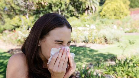 Eine Frau leidet unter Pollenallergie, Heuschnupfen Hausmittel können helfen - Foto: iStock / Wavebreakmedia