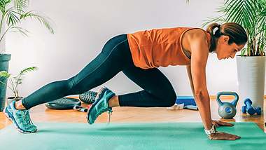 Eine Frau macht zuhause ein HIIT-Workout - Foto: istock_microgen