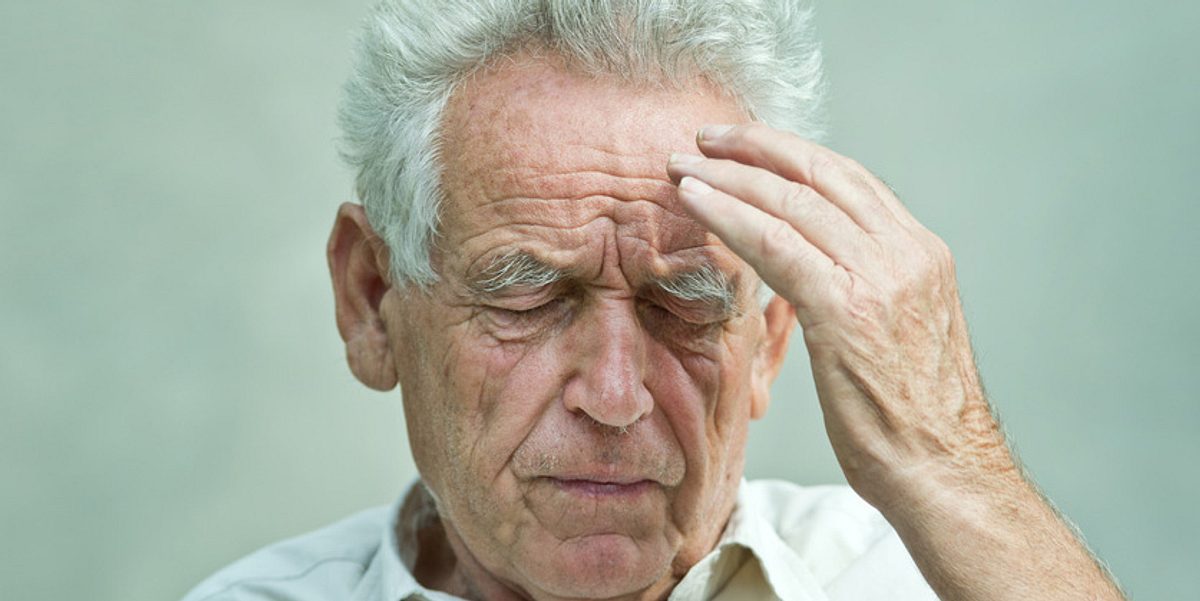 Sehr starke und plötzliche Kopfschmerzen können ein erstes Hirnblutungs-Symptom sein