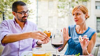 Paar sitzt beim Essen und hat Unstimmigkeiten - Foto: iStock/anouchka