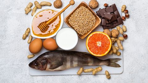 Lebensmittel liegen auf einem Brett - Foto: iStock/colnihko