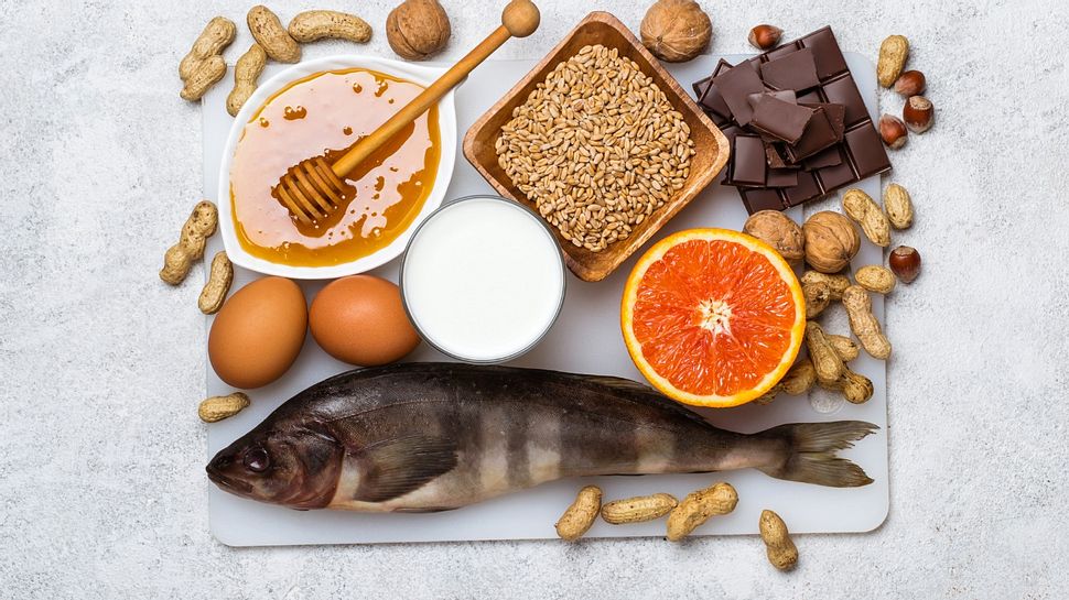 Lebensmittel liegen auf einem Brett - Foto: iStock/colnihko