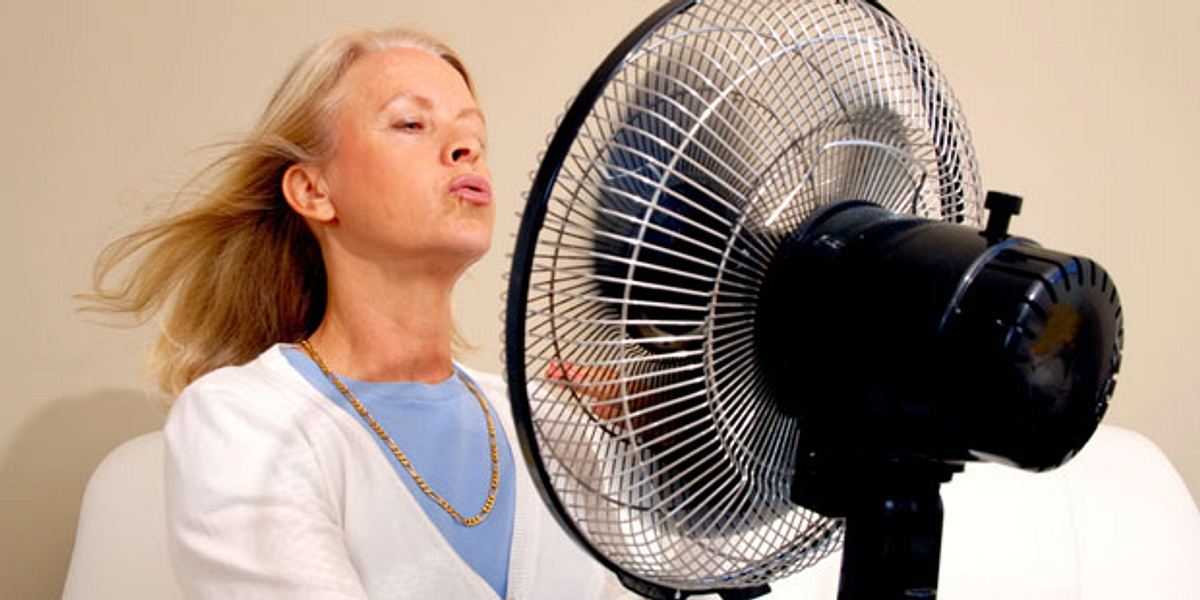 Hitzewallungen in den Wechseljahren überfallen Frauen ohne Vorwarnung: Selten hat man da einen Ventilator zur Hand. Darum ist es ratsam, den Schweißausbrüchen vorzubeugen. Hier sehen Sie wie Hitzewallungen
