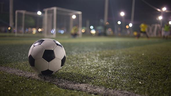 Fußball liegt auf dem Spielfeld - Foto: Istock/SamuelBrownNG 
