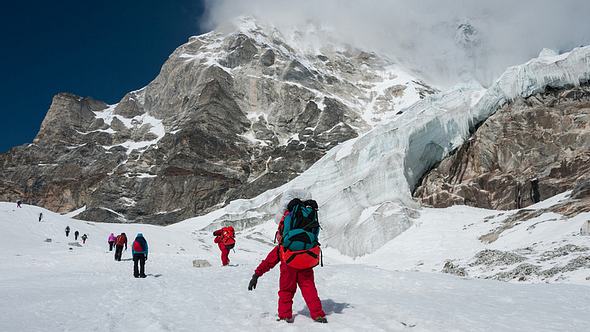 Es ist der Traum vieler Bergsteiger, einmal den Mount Everest zu bezwingen - Foto: Fotolia