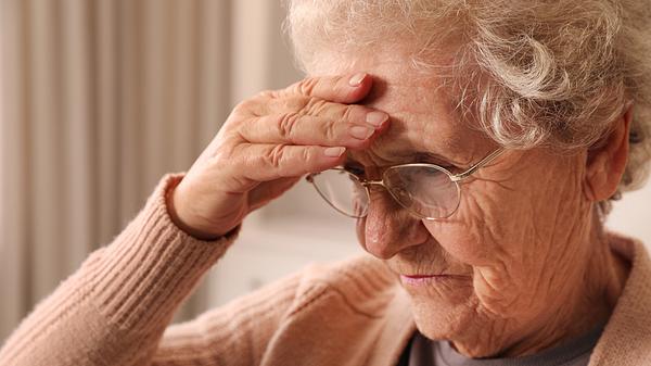 Ältere Frau fässt sich an den Kopf - Foto: iStock/Liudmila Chernetska