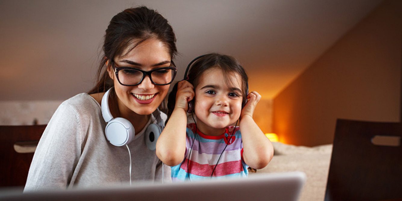 Mama und Kind hören Musik