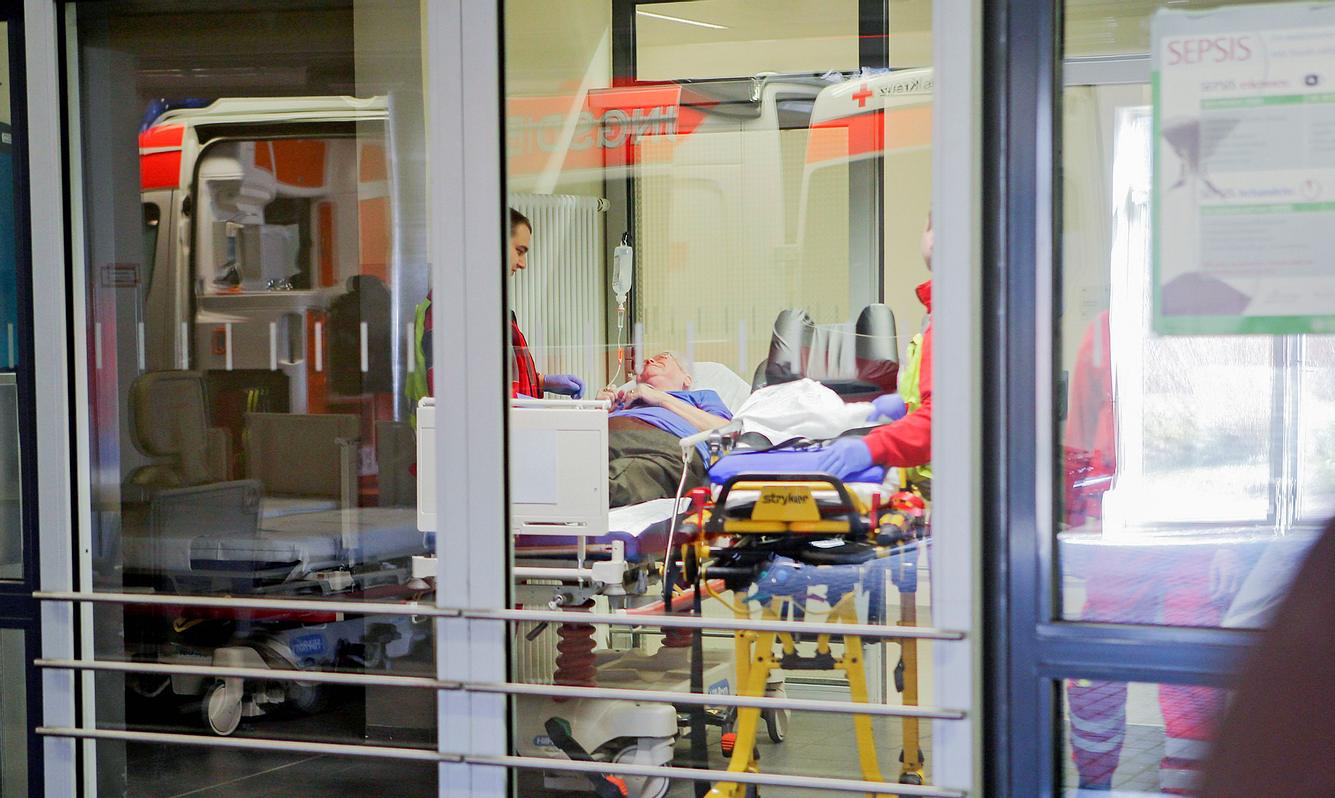 Patient im Krankenhaus, durchs Fenster fotografiert