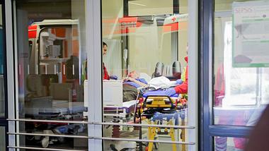 Patient im Krankenhaus, durchs Fenster fotografiert - Foto: IMAGO / STAR-MEDIA