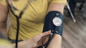 Bei einer Frau wird der Blutdruck gemessen  - Foto: iStock/hoozone