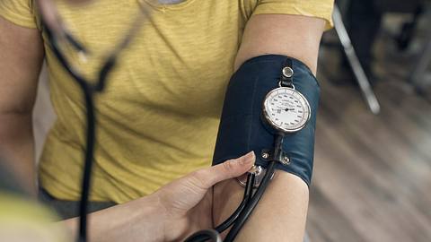 Bei einer Frau wird der Blutdruck gemessen  - Foto: iStock/hoozone