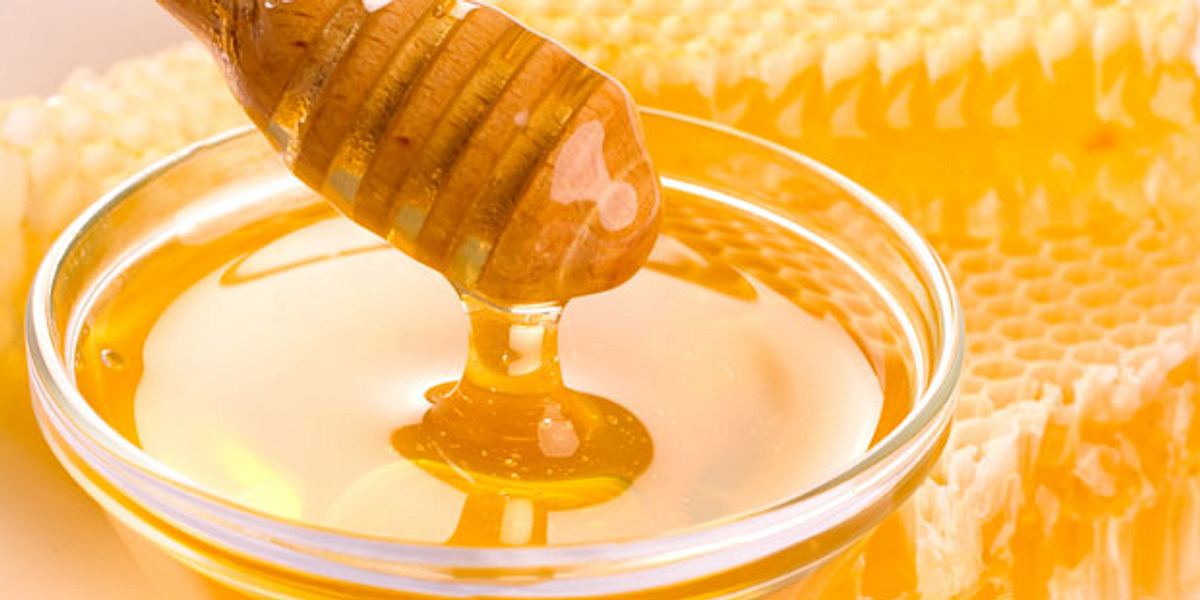 Honig desensibilisiert das Immunsystem. Dazu täglich 2 TL zu sich nehmen – so verhindern Sie effektiv einen durch Pollenflug ausgelösten Niesreiz