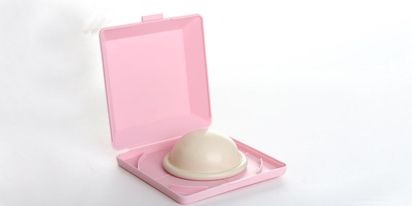 Für die sichere, hormonfreie Verhütung mit dem Diaphragma bedarf es einiger Übungszeit für das richtige Einsetzen