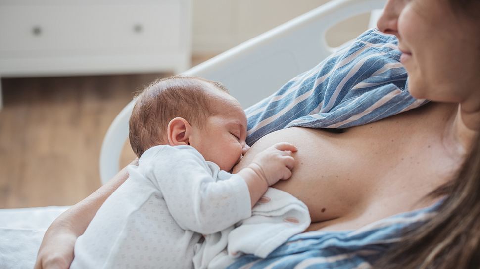 Eine Frau stillt ihr Baby - Foto: iStock/svetikd